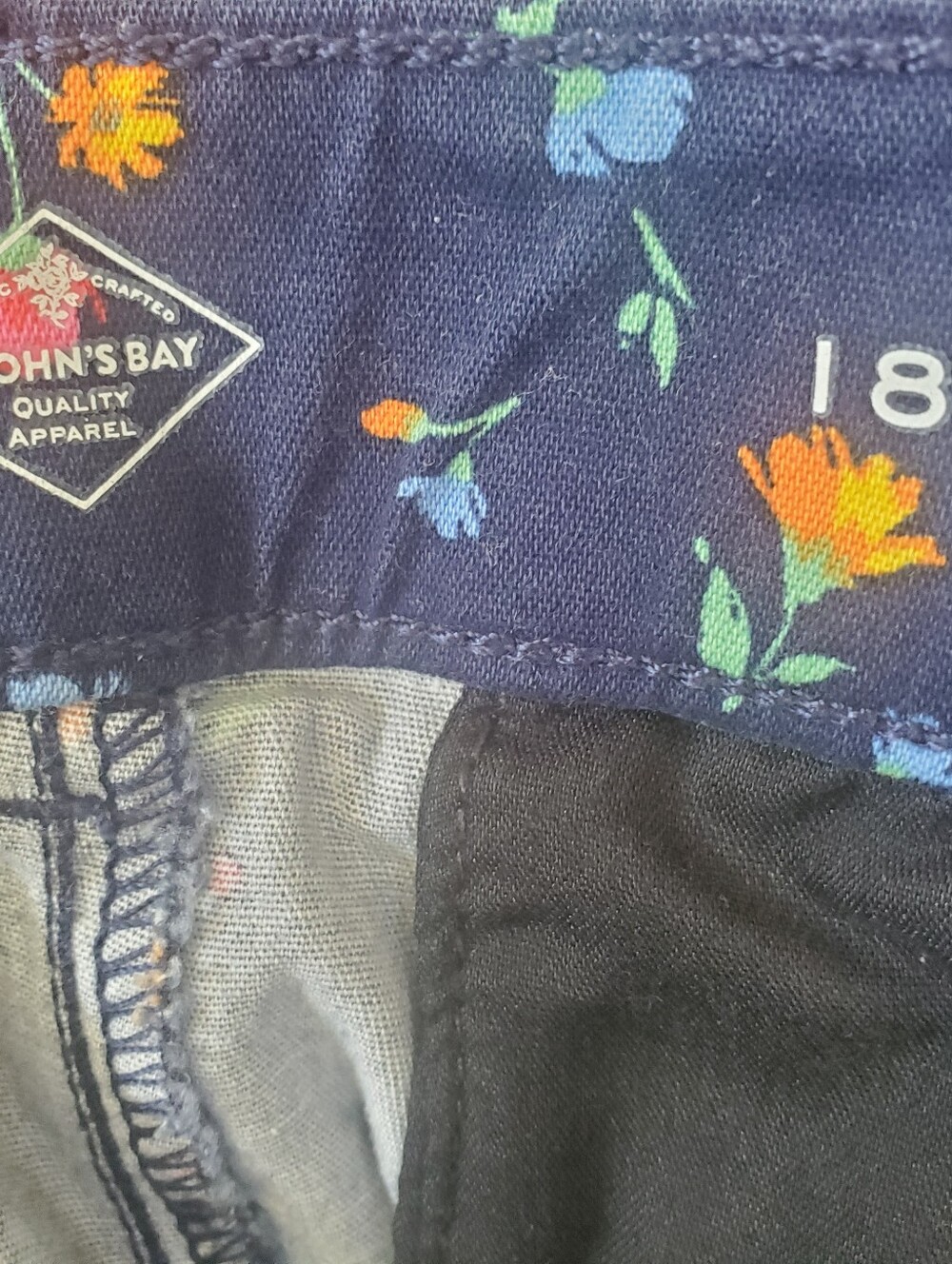 St. John's Bay Navy Floral Capri Pants Size 18W - Picture 6 of 7